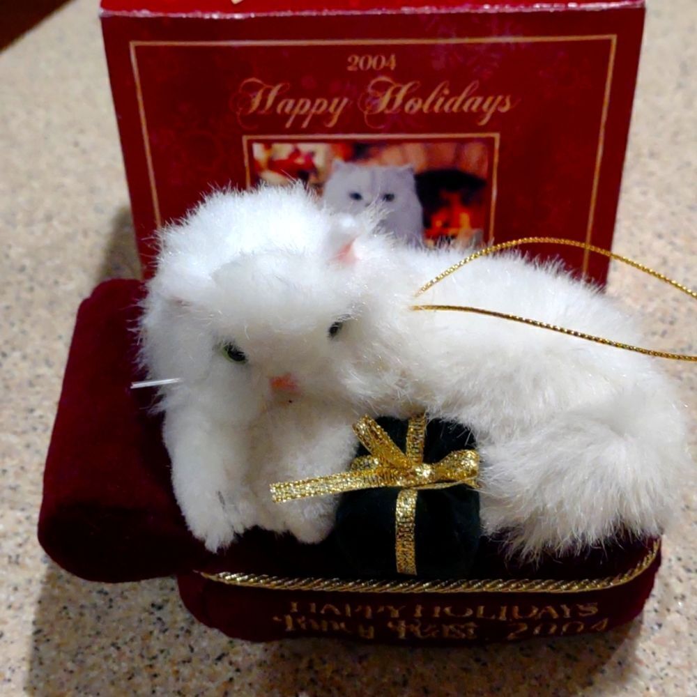 Fancy Feast Cat Christmas Ornament Vintage 2004. Ch2